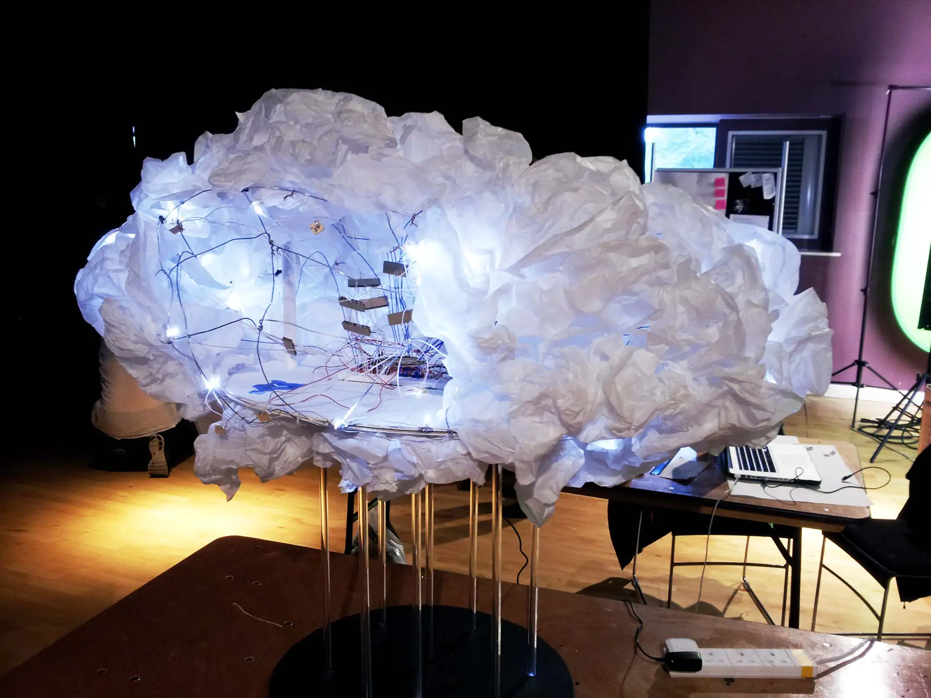Proyecto de arte interactivo del artista Alberto Rivero en donde se simula una nube de la que llueven datos.